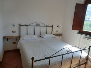 Chambre double | 1 chambre, literie de qualité, bureau, rideaux d’obscurcissement