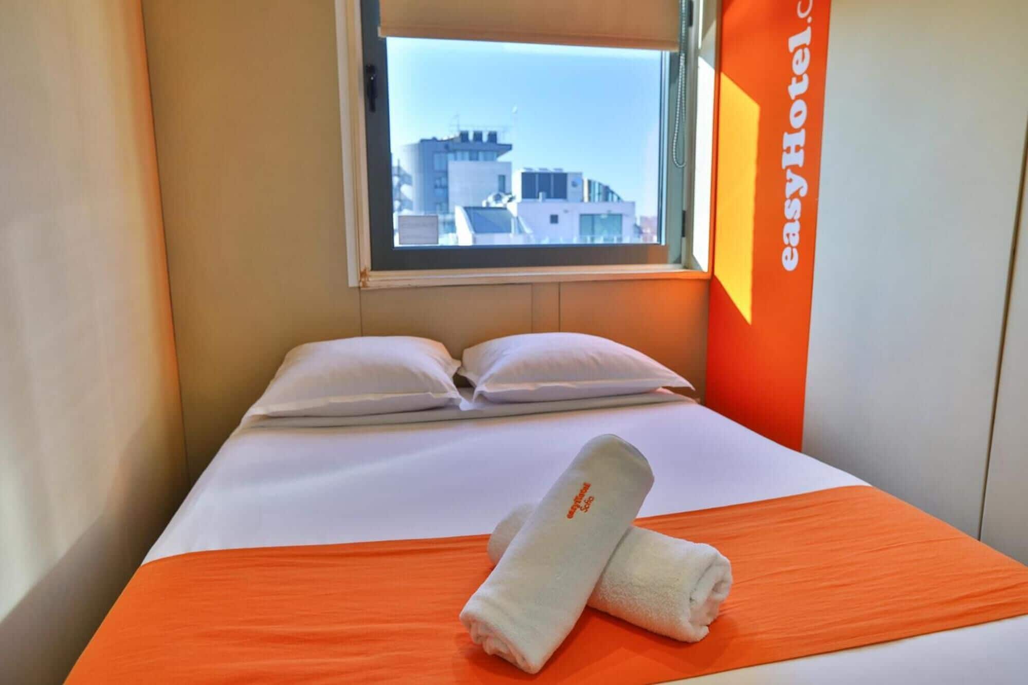 Tabla de planchar con plancha, wifi gratis y ropa de cama 