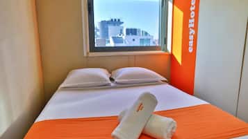 Tabla de planchar con plancha, wifi gratis y ropa de cama