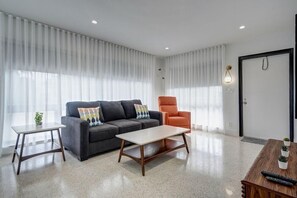 Living area - Ocean Villas Of Deerfield (Deerfield Beach)