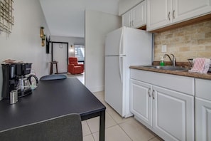 Private kitchen - Ocean Villas Of Deerfield (Deerfield Beach)
