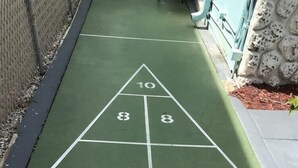 Un terrain de jeu de shuffleboard avec des zones de marquage numérotées.