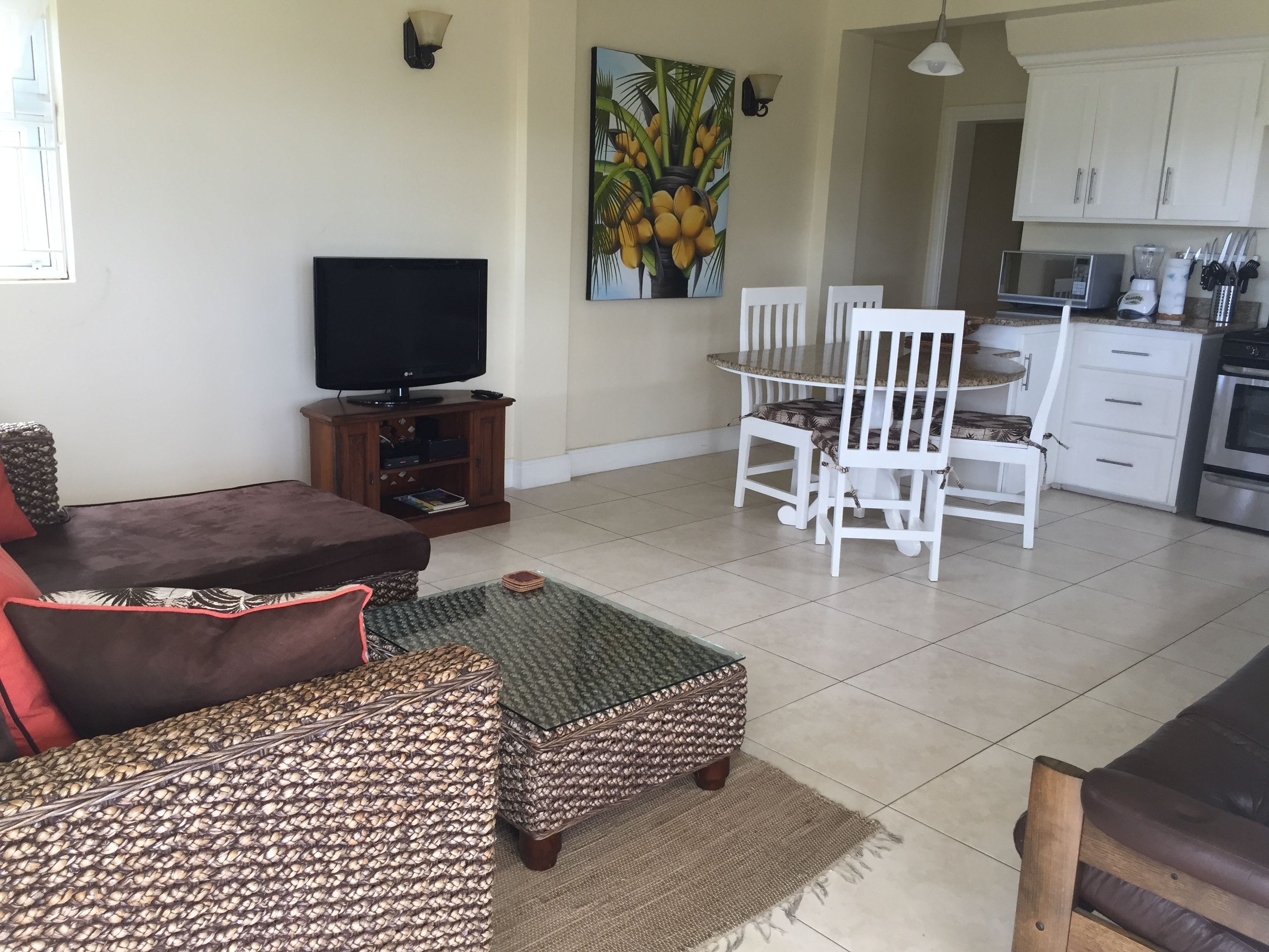 Appartamento, 2 camere da letto, vista oceano | Area soggiorno | TV a schermo piatto 32 pollici con canali via cavo, TV