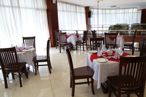 2 restaurants, lunch, dinner served; international cuisine 