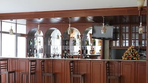 2 bars/lounges