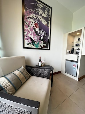 Standard Studio Suite | Living area | Flat-screen TV