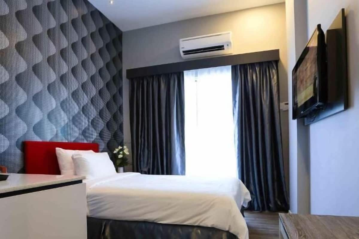 Minibar, Zimmersafe, individuell eingerichtet, Schreibtisch