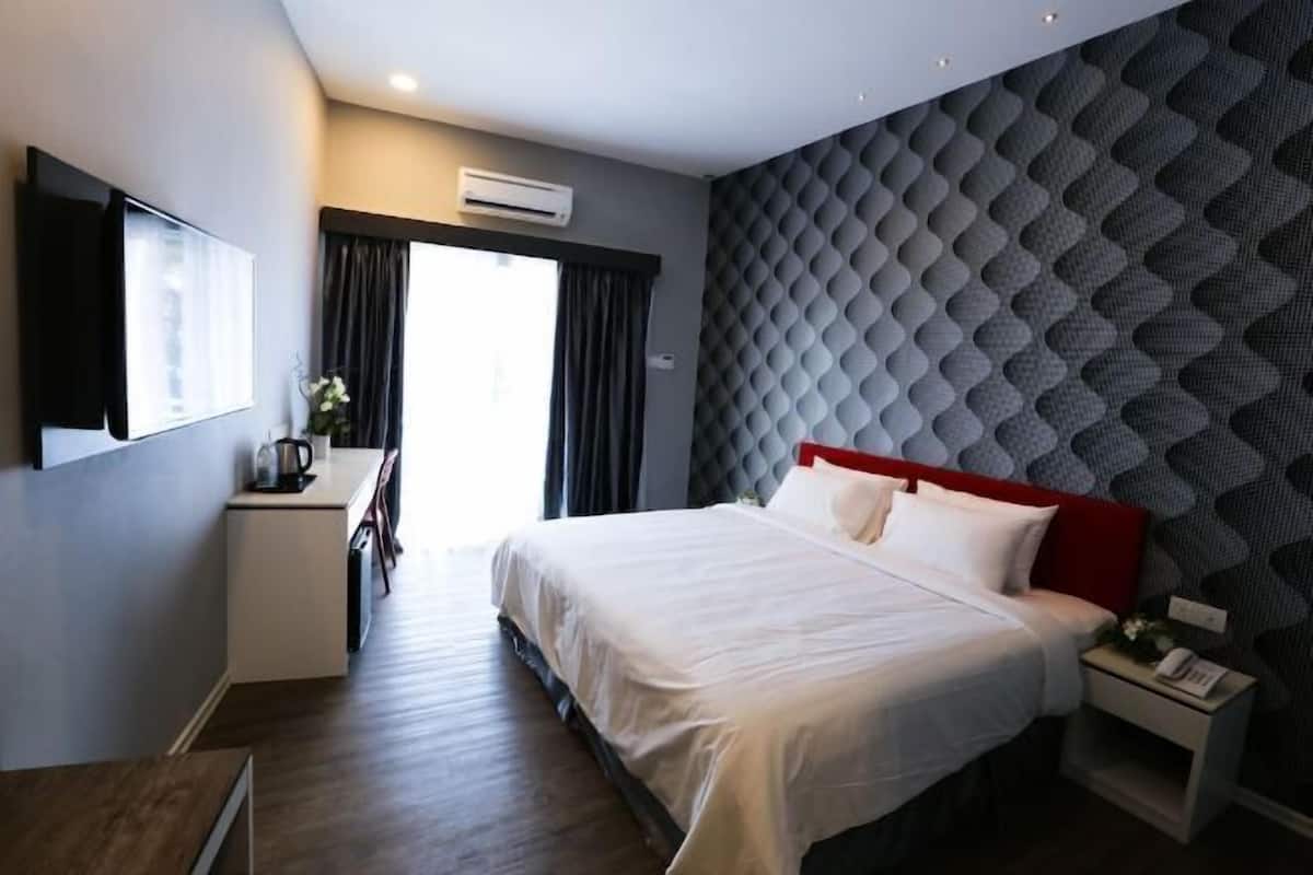 Minibar, Zimmersafe, individuell eingerichtet, Schreibtisch