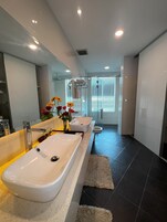 Suite estudio estándar | Baño | Artículos de higiene personal gratuitos, secador de pelo y zapatillas