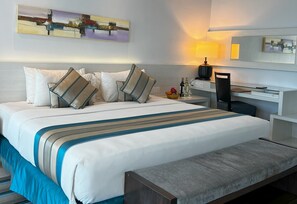 Minibar, caja de seguridad en la habitación y muebles diferentes