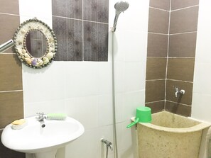 Villa, 3 habitaciones | Baño | Regadera, secadora de cabello, pantuflas, toallas 