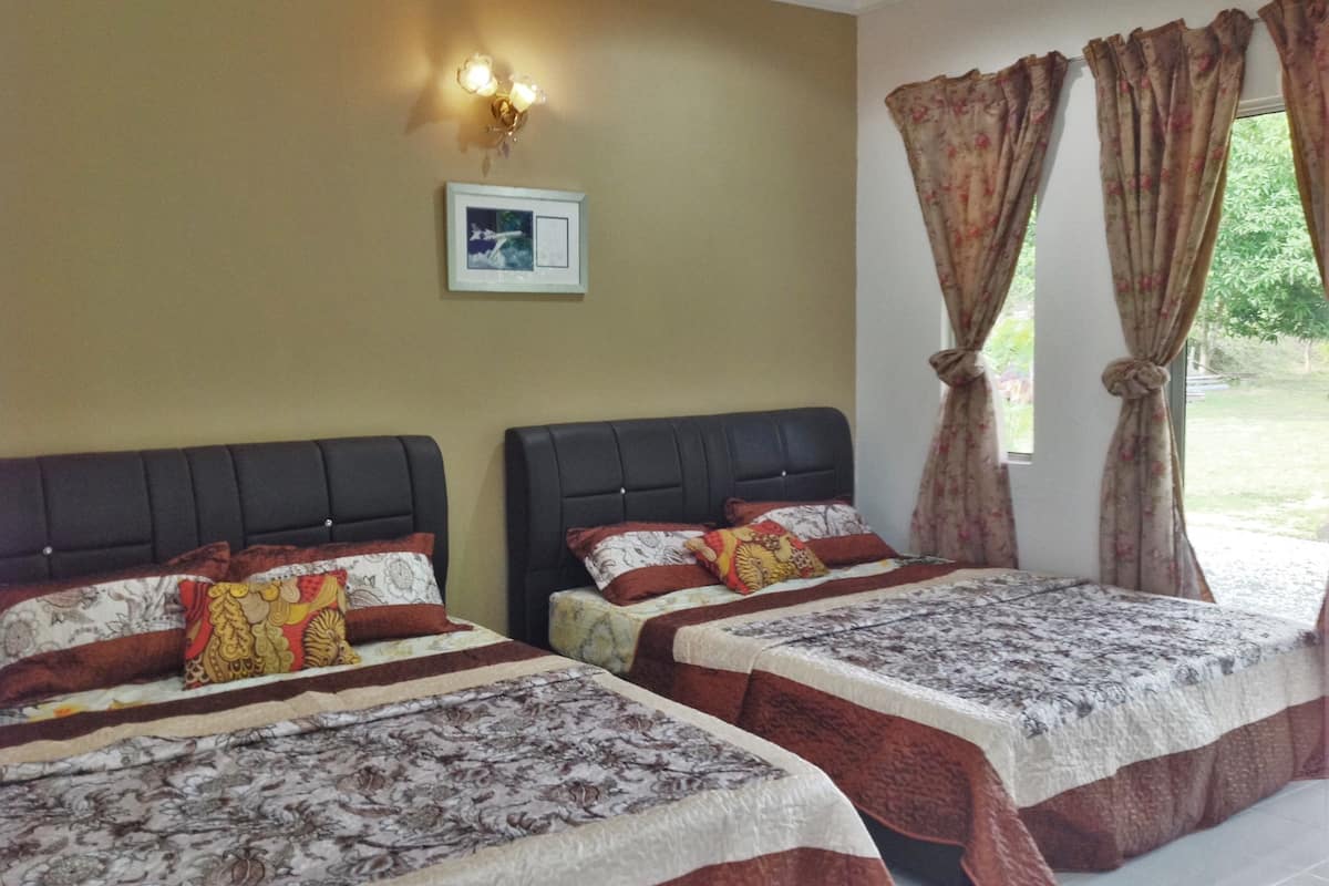 Una habitación de hotel con dos camas, un cuadro en la pared y cortinas en la ventana.