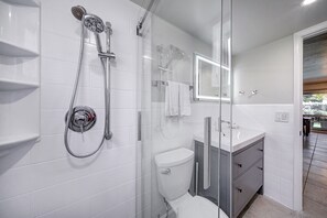 Classic Apartment, 1 Bedroom, Kitchen | Bathroom | Free toiletries, hair dryer, towels