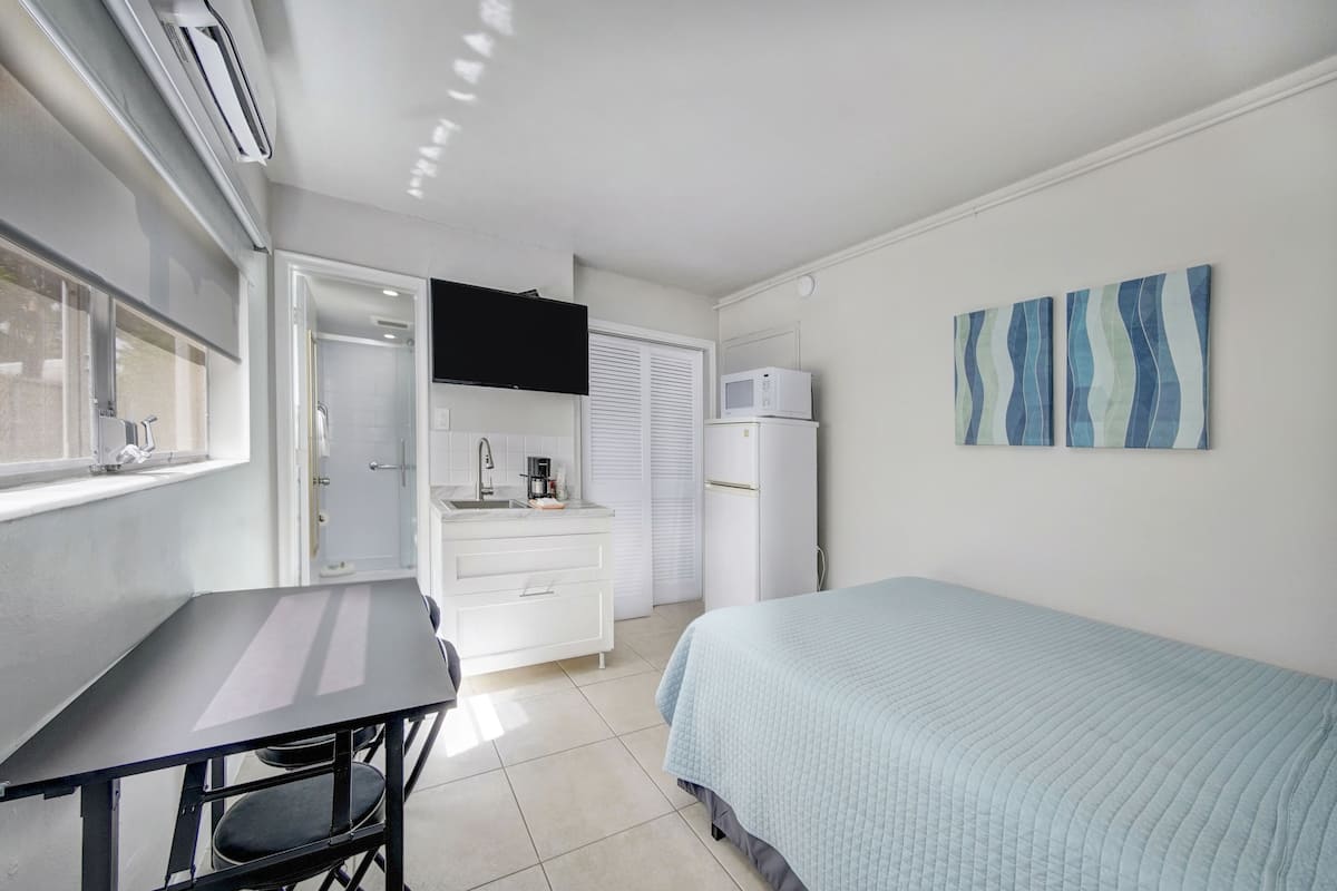 Basic Room, 1 Queen Bed | 1 bedroom, in-room safe, free WiFi, bed sheets