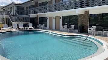 Kolam renang outdoor, dengan kursi berjemur