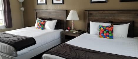 Chambre Classique, 2 grands lits | Bureau, fer et planche à repasser, Wi-Fi gratuit, draps fournis