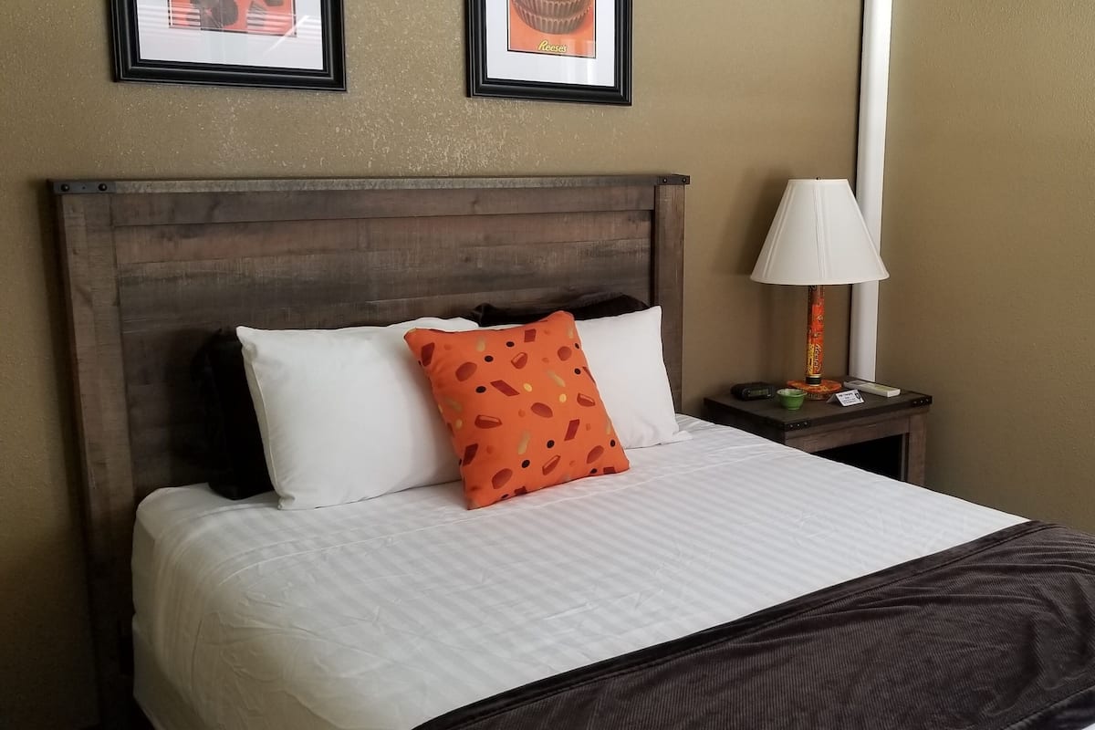 Classic Room, 1 Queen Bed | Desk, iron/ironing board, free WiFi, bed sheets