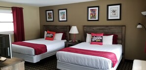 Desk, iron/ironing board, free WiFi, bed sheets - Middlebury Sweets Motel (Middlebury)