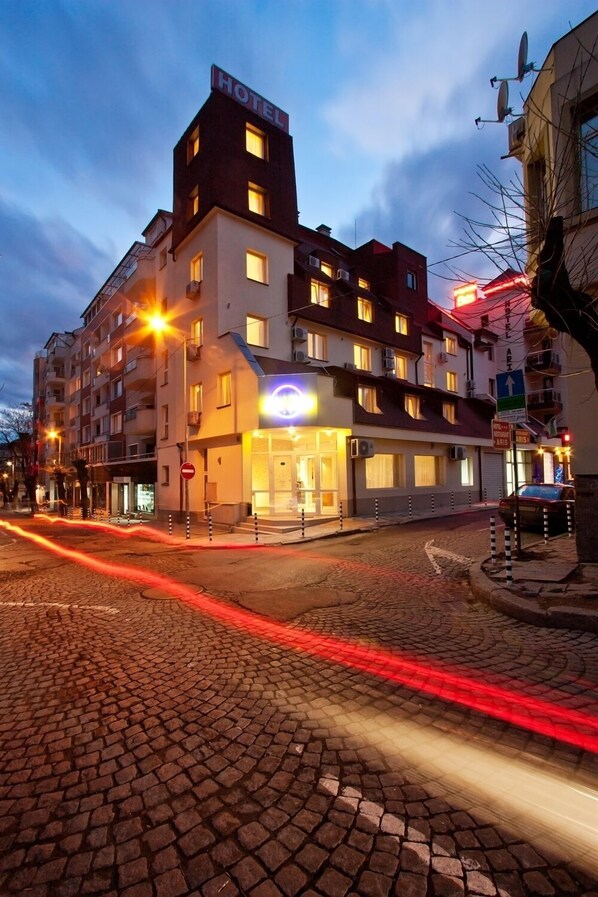 Fachada de la propiedad por la tarde o noche