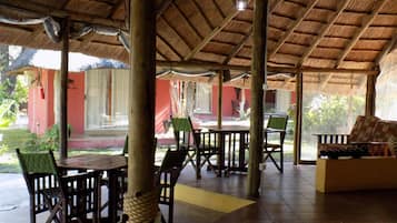 Se sirven desayunos, comidas, cenas y cocina local e internacional
