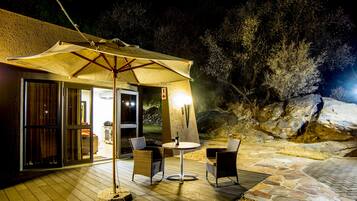 Breakfast, lunch, dinner served; pool views