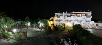 Sandy's Studios Apartments & Log Villas