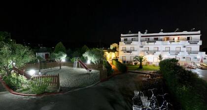 Sandy's Studios Apartments & Log Villas