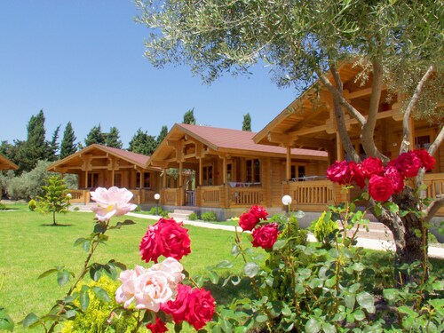 Sandy's Studios Apartments & Log Villas