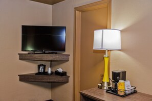 Desk, iron/ironing board, free WiFi, bed sheets - AArya Hotel By Niagara Fashion Outlets (Niagara Falls)