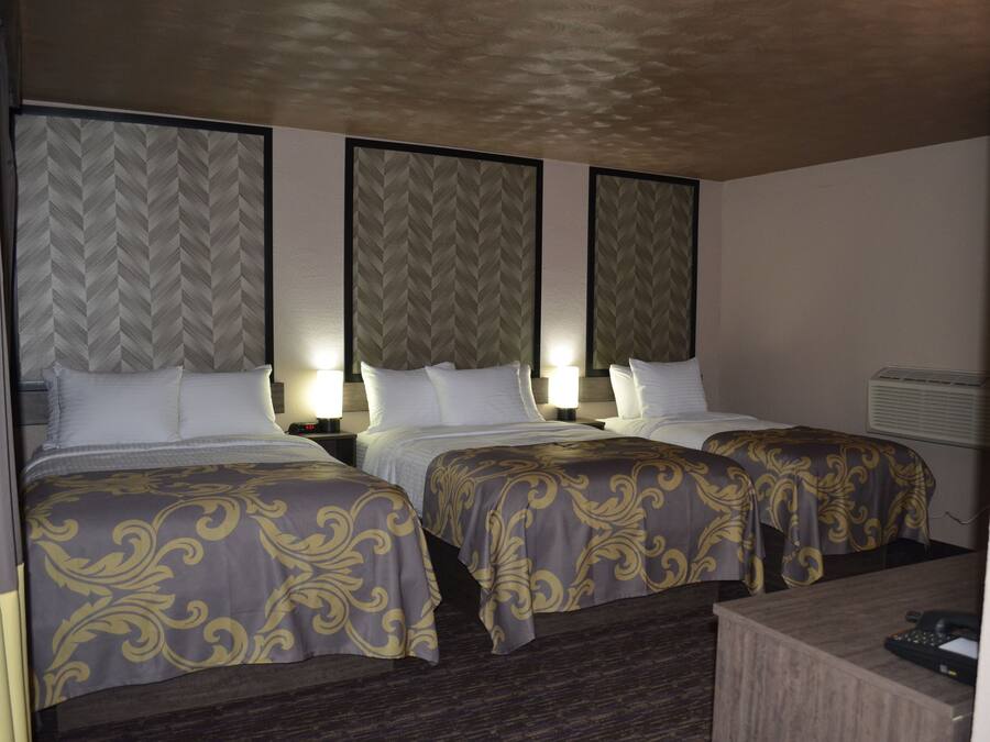 Family Room | Desk, iron/ironing board, free WiFi, bed sheets
