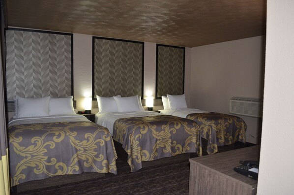 Family Room | Desk, iron/ironing board, free WiFi, bed sheets - AArya Hotel By Niagara Fashion Outlets (Niagara Falls)