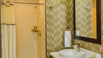 Combined shower/tub, free toiletries, hair dryer, towels