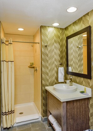 Combined shower/bathtub, free toiletries, hair dryer, towels - AArya Hotel By Niagara Fashion Outlets (Niagara Falls)