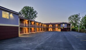 Exterior detail - AArya Hotel By Niagara Fashion Outlets (Niagara Falls)