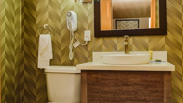 Combined shower/tub, free toiletries, hair dryer, towels