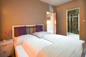 Tweepersoonskamer | Een kluis op de kamer, individueel gedecoreerd, individueel gemeubileerd