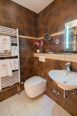 淋浴設備、吹風機、坐浴桶、毛巾