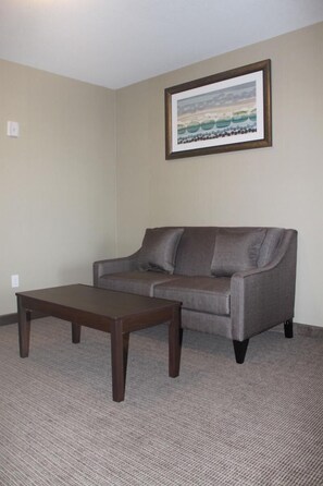 Living area - Meridian INN Suites (Lloydminster)