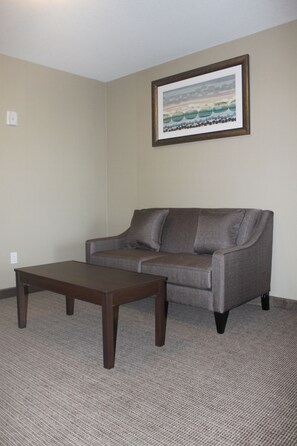 Living area - Meridian INN Suites (Lloydminster)