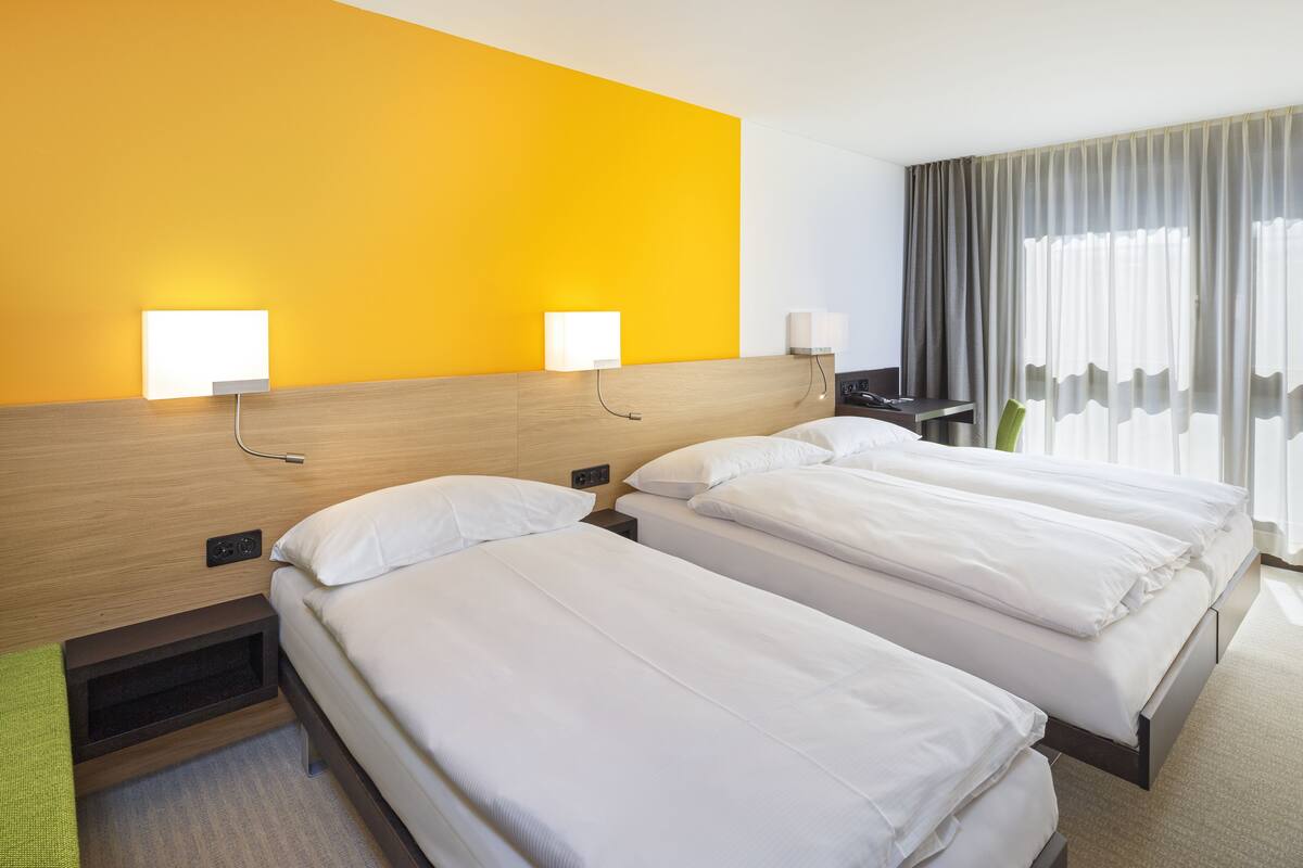 Quarto triplo empresarial | Roupas de cama premium, edredons de pluma, frigobar, cofres nos quartos