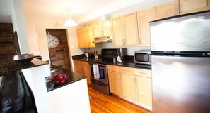 コンドミニアム 2 ベッドルーム (Uptown 2BSS) | 専用キッチン | 大型冷蔵庫、電子レンジ、オーブン、コンロ