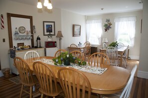 Free daily full breakfast - Candlebay Inn (Freeport)