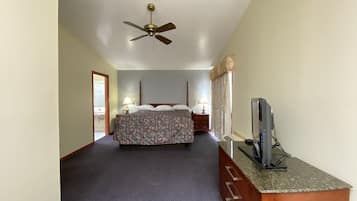 Rom, 1 kingsize-seng (Jacuzzi) | Skrivebord, strykejern/-brett og wi-fi (inkludert)