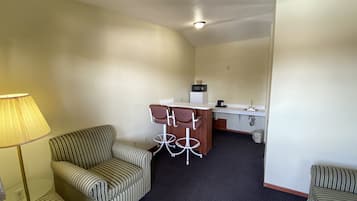 Rom, 1 kingsize-seng (Jacuzzi) | Skrivebord, strykejern/-brett og wi-fi (inkludert)