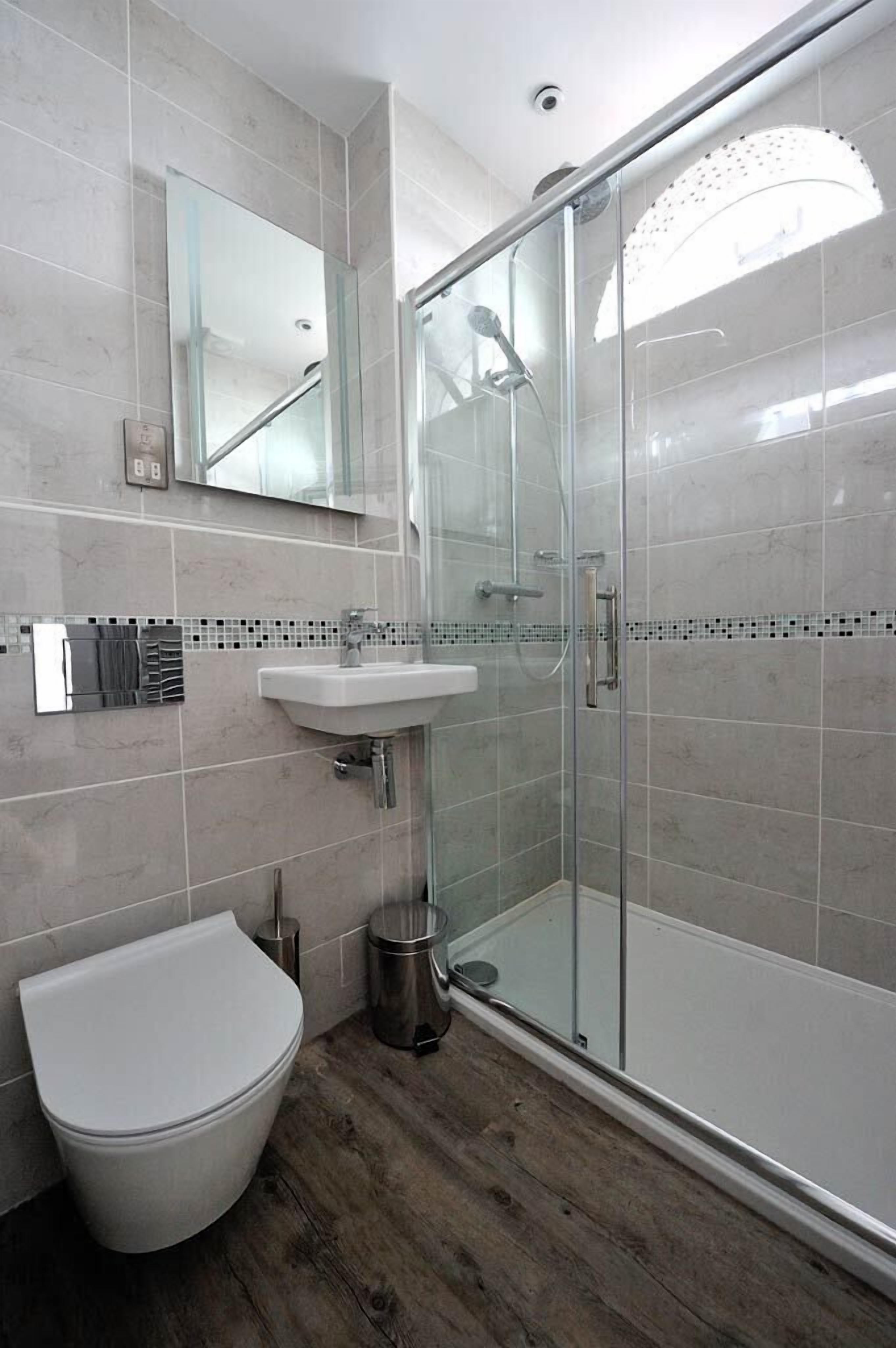 double room, 1 double bed, non smoking, sea view | bathroom | shower, free toiletries, towels