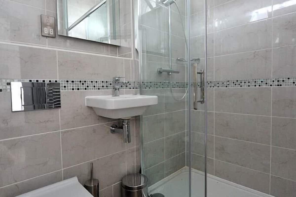 double room, 1 double bed, non smoking, sea view | bathroom | shower, free toiletries, towels