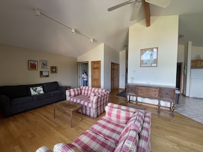 Panorama-Zimmer, Balkon, Seeblick | Wohnbereich | Flachbildfernseher