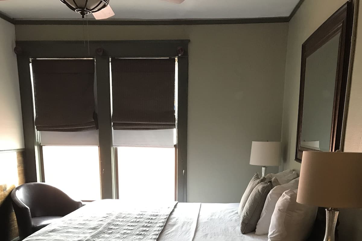Quarto luxo, 1 cama King | 1 quarto, escrivaninha, ferros/tábuas de passar roupa, Wi-Fi de cortesia