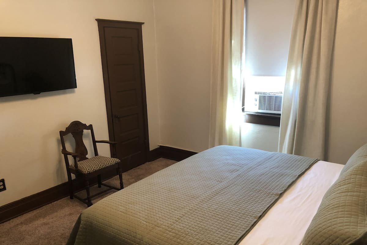 Quarto luxo, 1 cama King, no piso térreo | 1 quarto, escrivaninha, ferros/tábuas de passar roupa, Wi-Fi de cortesia