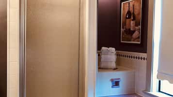 Bordeaux Suite | Bathroom | Free toiletries, towels